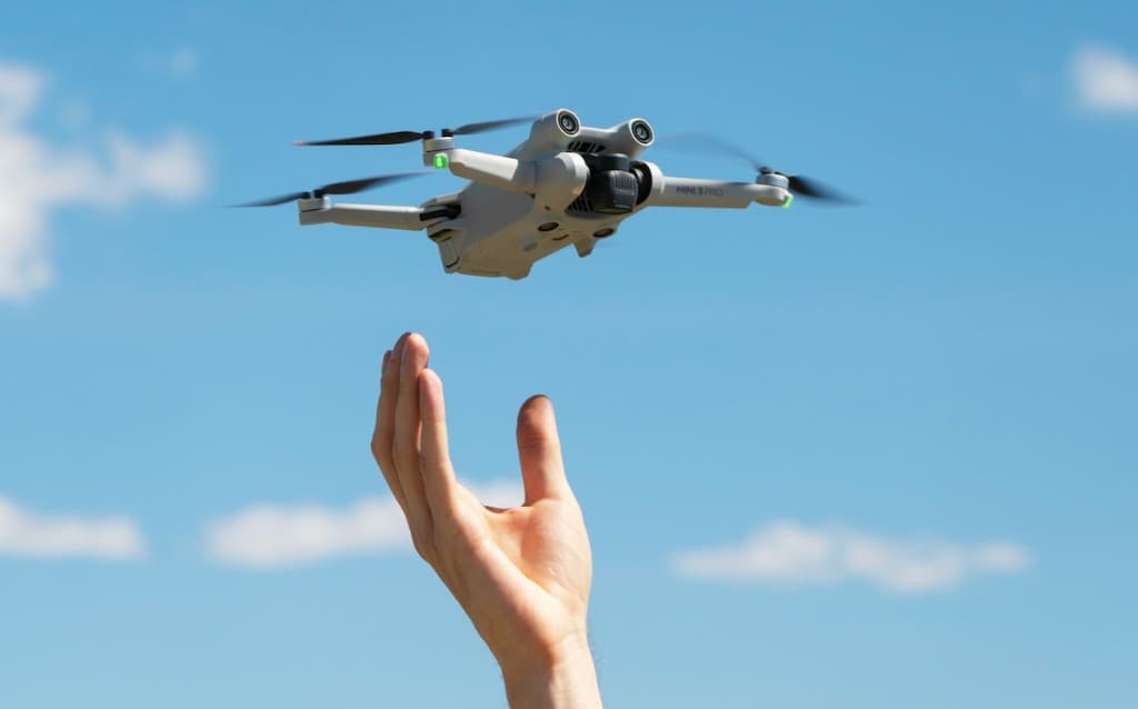 手のひらから離陸する小型ドローン