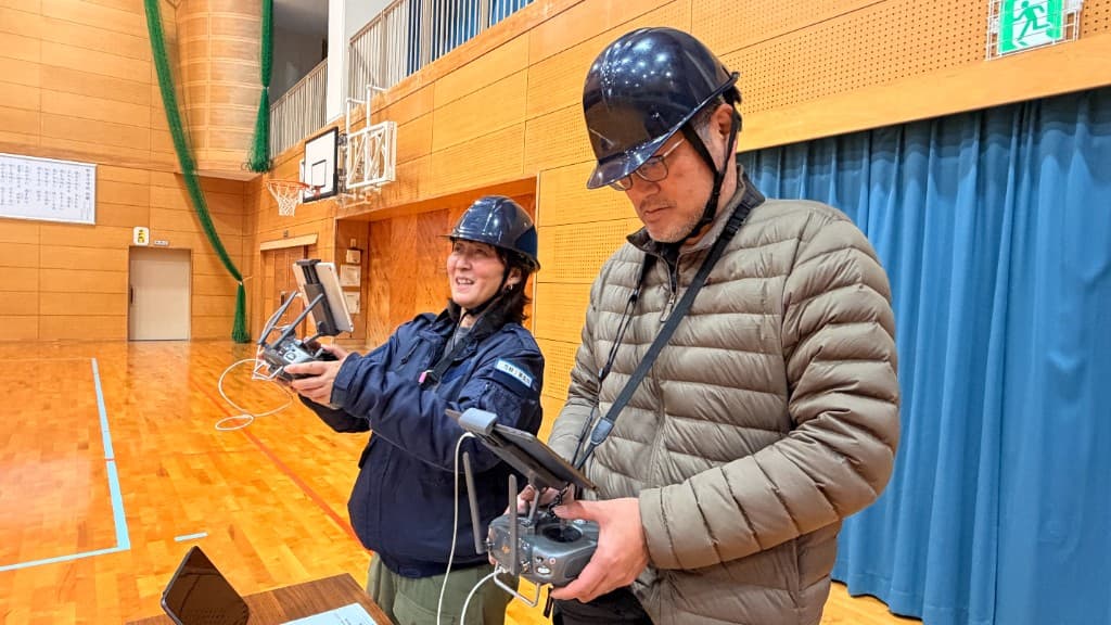 ヘルメット着用で送信機を操作する講習風景